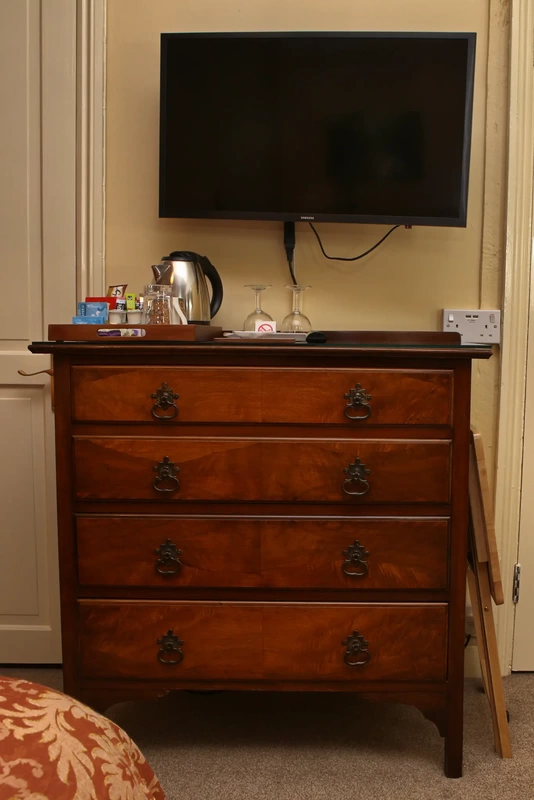 TV & Chest of Drawers